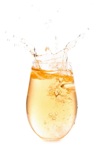 Glas Välsmakande Äppelcider Med Stänk Och Kub Isolerad Vit Bakgrund — Stockfoto