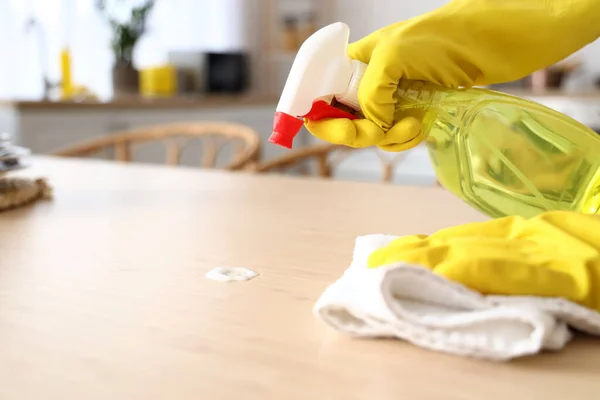 Hanımı Mutfakta Yemek Masasını Temizliyor — Stok fotoğraf