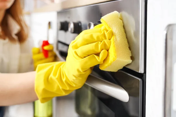 Gospodyni Domowa Sprzątanie Elektrycznego Piekarnika Gąbką Kuchni Zbliżenie — Zdjęcie stockowe