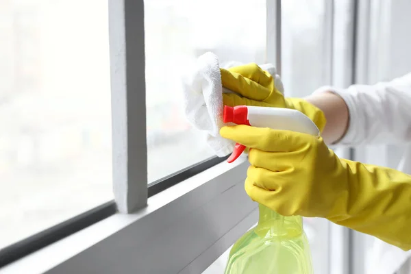 Hanımı Pencereyi Paçavrayla Temizliyor Yakın Plan — Stok fotoğraf