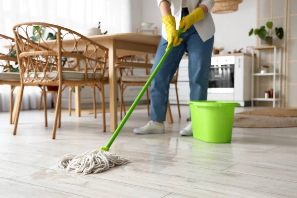 Hausfrau Wischt Boden Küche — Stockfoto