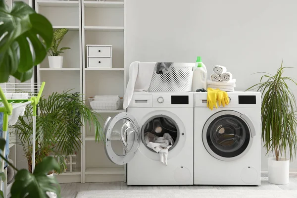 Interiér Prádelny Pračkami Čisticími Prostředky — Stock fotografie