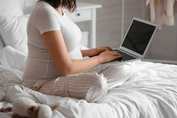 Young Pregnant Woman Working Laptop Bedroom Closeup — Stock Photo, Image