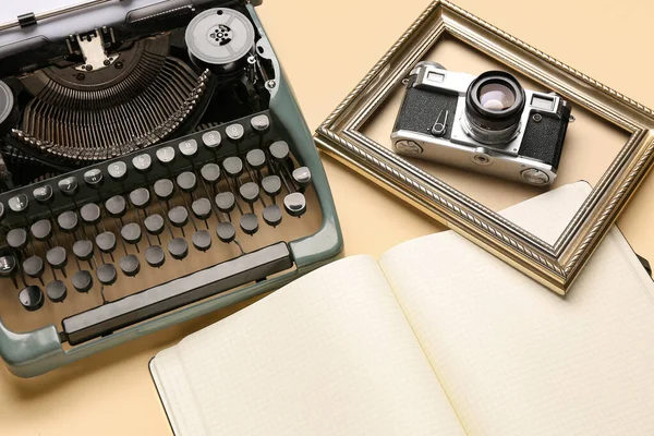 Samenstelling Met Vintage Schrijfmachine Fotocamera Geopende Notebook Beige Achtergrond — Stockfoto
