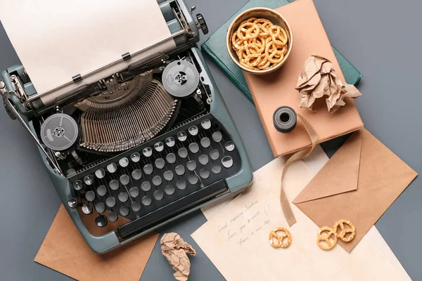 Composição Com Máquina Escrever Vintage Carta Envelope Papel Amassado Lanches — Fotografia de Stock