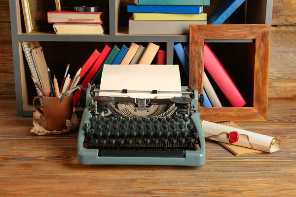 Máquina Escrever Vintage Mesa Madeira Perto Prateleiras Com Livros — Fotografia de Stock