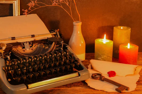 Vintage Typemachine Brandende Kaarsen Oude Sleutel Envelop Met Waszegel Houten — Stockfoto