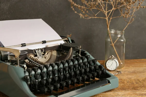 Vintage Schreibmaschine Taschenuhr Und Vase Mit Getrockneten Blumen Auf Holztisch — Stockfoto
