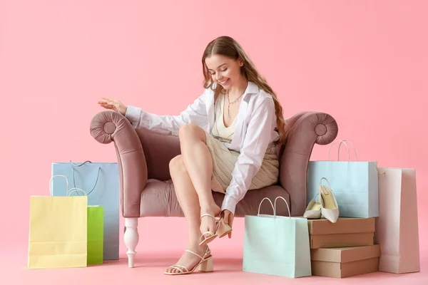 Jonge Vrouw Proberen Nieuwe Schoenen Roze Achtergrond — Stockfoto