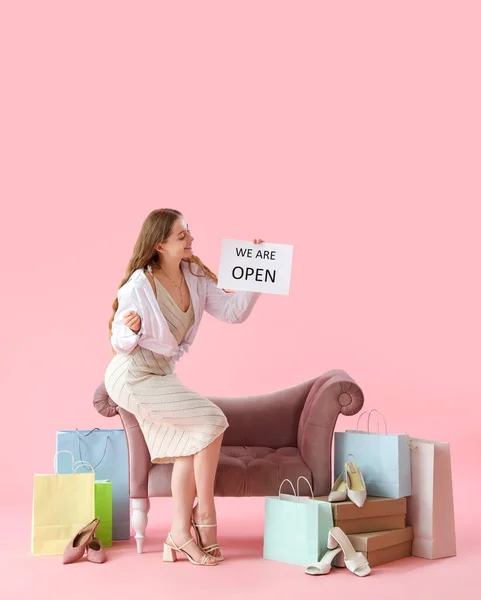 Jonge Vrouw Met Openingsbordje Schoenen Boodschappentassen Roze Achtergrond — Stockfoto