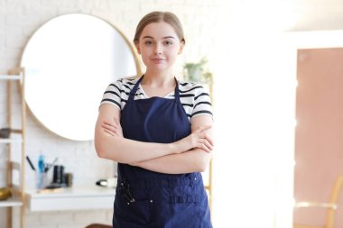 Güzellik salonunda kadın kuaför