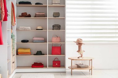 Butikte şık kıyafetler ve aksesuarlarla raflar.