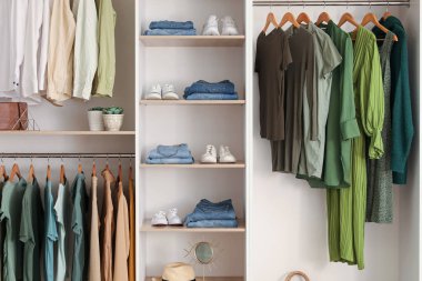 Butikte şık kıyafetler ve ayakkabılar.