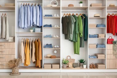 Butikte şık kıyafetler ve ayakkabılar.