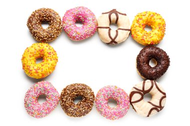 Beyaz arkaplanda tatlı çöreklerden yapılmış çerçeve