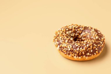 Bej arka planda çikolatalı tatlı çörek.