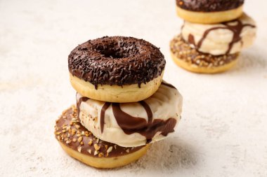 Hafif arkaplanda çikolatalı çörekler