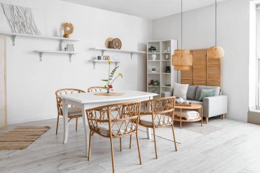 Yemek odasının içinde, masada ikebana var.