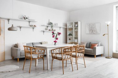 Masada ve raflarda ikebana olan yemek odasının içinde.