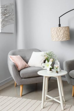 Oturma odasındaki masada güzel Ikebana.