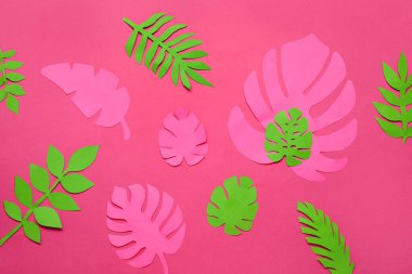 Pembe arka planda güzel origami yaprakları