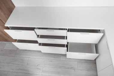 Mutfakta açık çekmeceleri olan beyaz tezgah