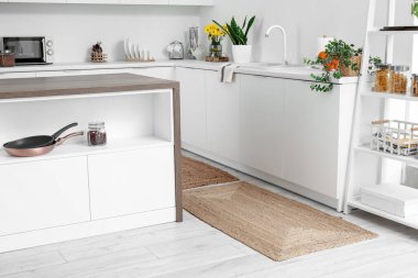 Mutfakta yerde hasır bir halı.