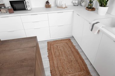 Mutfakta yerde hasır bir halı.
