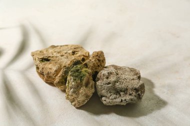 Beyaz masada dekoratif taş podyumlar