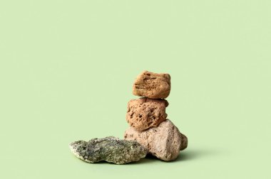 Yeşil arkaplanda dekoratif taş podyumlar