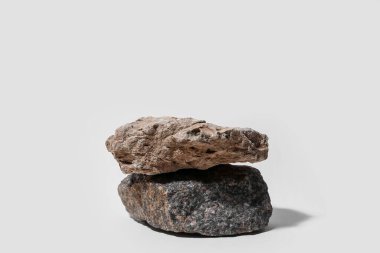 Beyaz arkaplanda dekoratif taş podyumlar