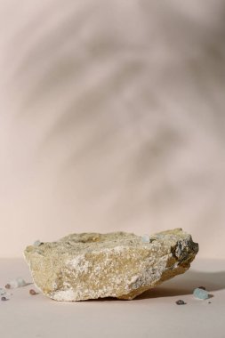 Bej arkaplanda dekoratif taş podyumu