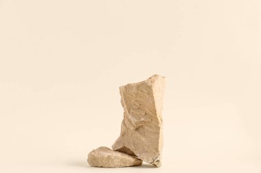 Bej arkaplanda dekoratif taş podyumlar