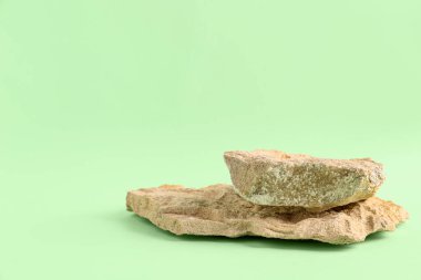 Yeşil arkaplanda dekoratif taş podyumlar