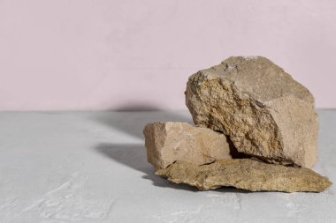 Beyaz desenli masa üzerindeki dekoratif taş podyumlar