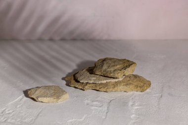 Beyaz desenli masa üzerindeki dekoratif taş podyumlar