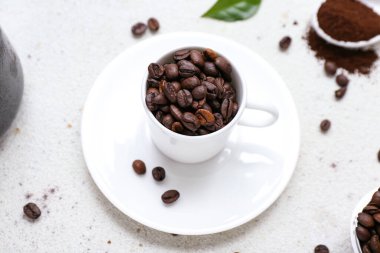 Kahve çekirdekli kahve fincanı.