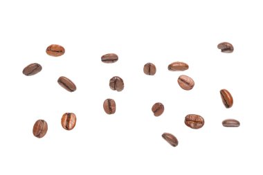 Beyaz arka planda uçan kahve çekirdekleri