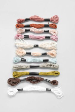 Beyaz arkaplanda farklı renkli küf iplikleri