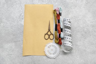 Makaslı tuval, küf iplikleri ve grunge gri arkaplanda mezura.