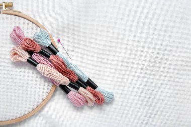 Arka planda küflü iplikler, çiviler ve tuval ile ahşap nakış halkası