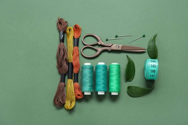 Koyu yeşil arka planda değişik nakış malzemeleri.