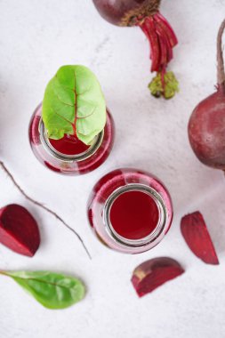 Hafif arka planda taze pancar suyu şişeleri