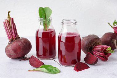 Hafif arka planda taze pancar suyu ve sebze şişeleri