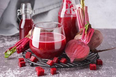 Bir bardak taze pancar suyu ve sebze.