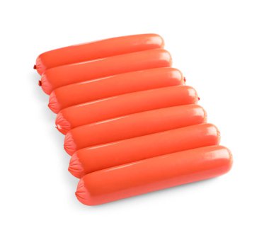 Beyaz arka planda lezzetli ince sosisler