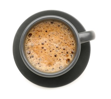 Beyaz arka planda fincan tabağı olan lezzetli bir espresso.