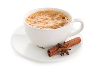 Beyaz arka planda baharat ve çay tabağı olan bir fincan lezzetli espresso.