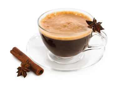 Cam bardak nefis espresso, baharat ve çay tabağı beyaz arka planda.