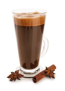 Beyaz arka planda nefis espresso ve baharatlar.